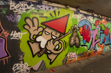 825713 Afbeelding van de graffiti 5 januari dakloos van de Utrechtse Kabouter (KBTR) op de wand van de fietstunnel ...